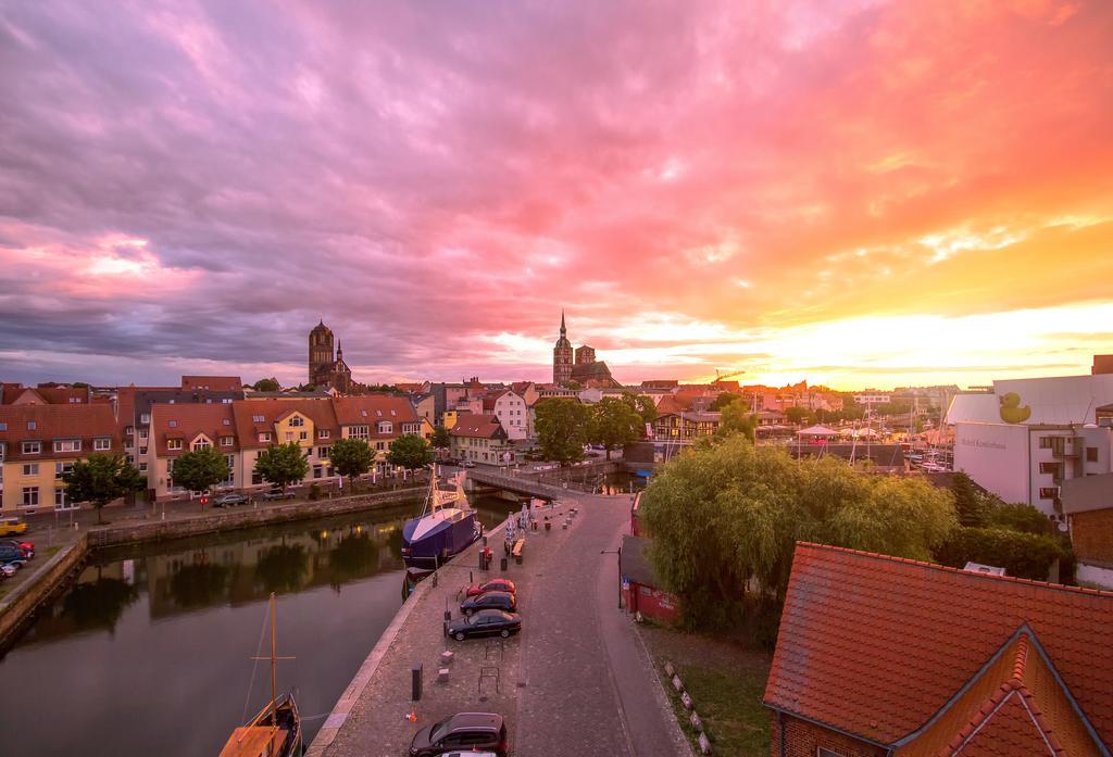 Altstadt Hotel Peiss Щралзунд Екстериор снимка